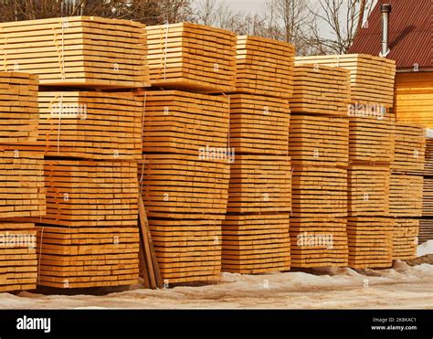 Panneaux de MDF empilés dans un entrepôt