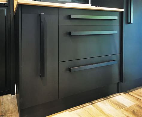 Poignées de meubles de cuisine en cuivre