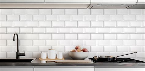 Crédence de cuisine avec des carreaux adhésifs imitation métro