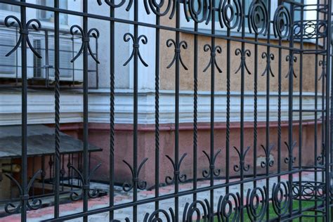 Grille en fer forgé avant et après peinture