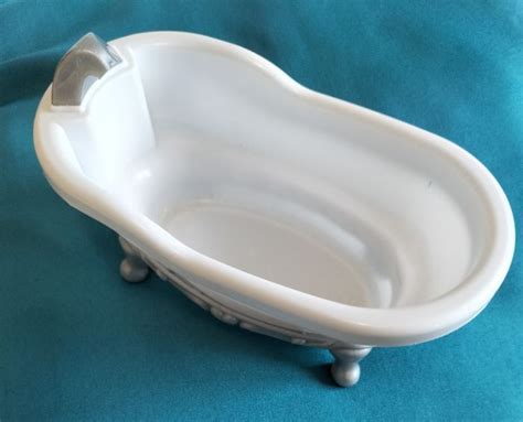 Exemple de récipient plastique pouvant être transformé en baignoire pour Barbie