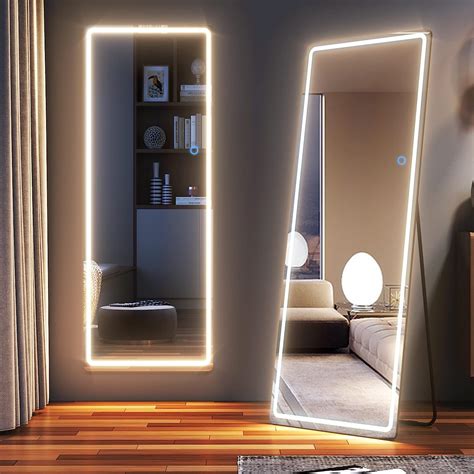 Miroir rectangulaire reflétant la lumière dans un salon