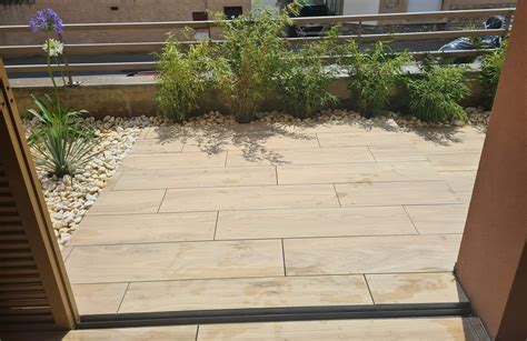 Terrasse en dalles grès cérame beige effet pierre