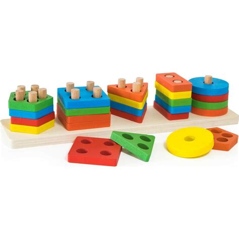 Enfants manipulant des formes géométriques en bois