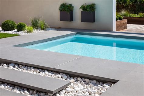 Piscine avec margelles en ciment