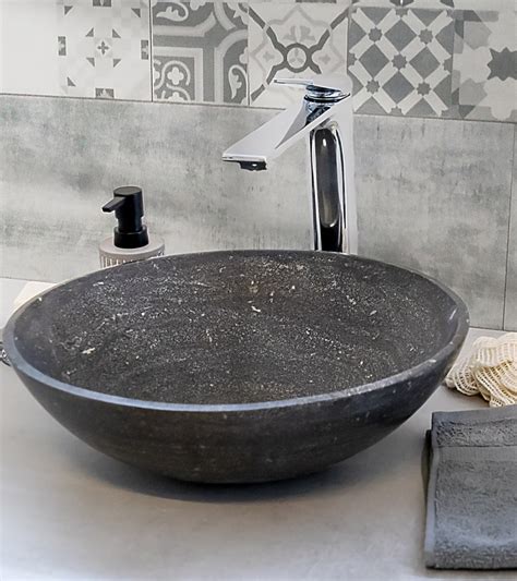 Gamme de vasques à poser noires en céramique, résine et pierre naturelle