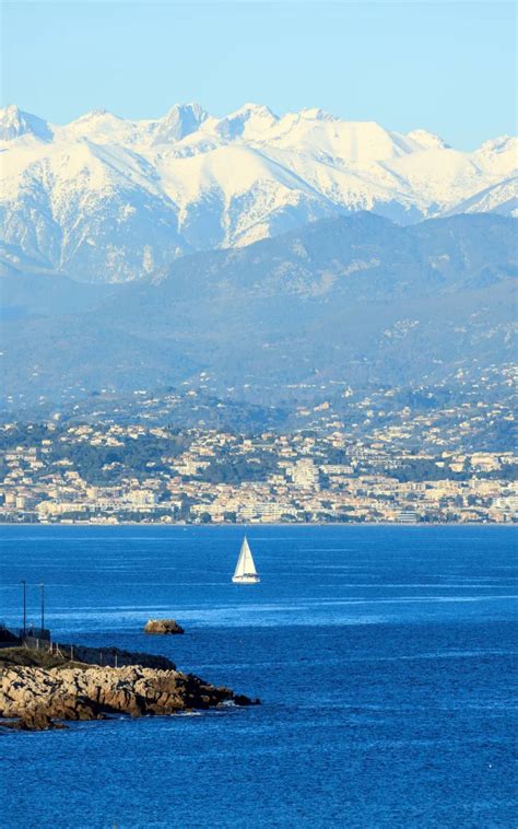 Paysage de Cogolin avec ses montagnes et la mer