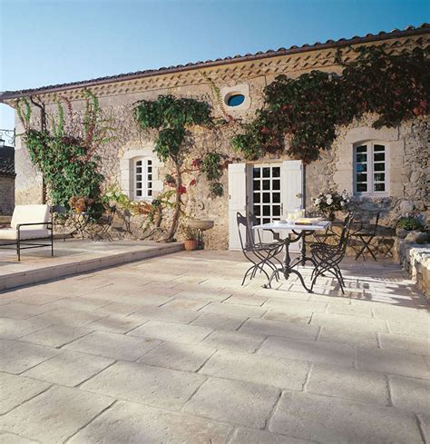 Terrasse en pierre naturelle avec effet mouillé
