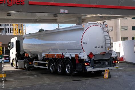 Camion-citerne avec tuyaux de chargement/déchargement