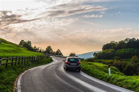 Image d'une voiture sur une route de campagne avec une barre de signal téléphonique pleine