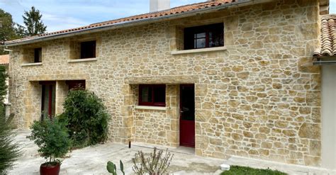 Maison avec mur en pierre