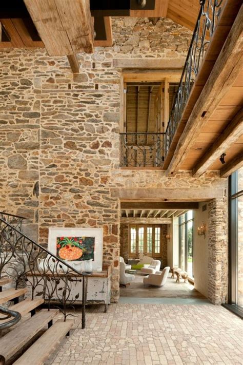 Mur intérieur avec parement pierre