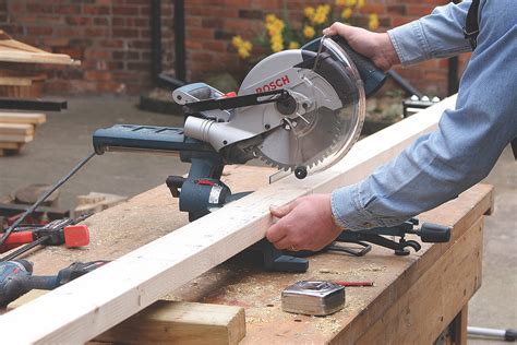 Scie radiale pour coupes de bois