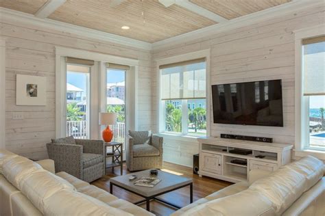 Lambris bois blanc cassé dans un salon lumineux