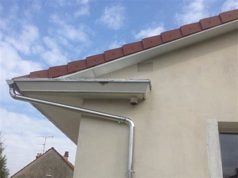 Exemple d'habillage de débord de toit avec différents éléments PVC