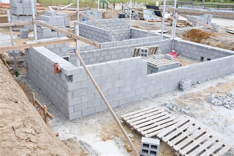 Construction de fondations avec des blocs béton