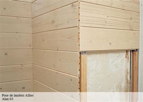 Pose de lambris en bois sur un mur