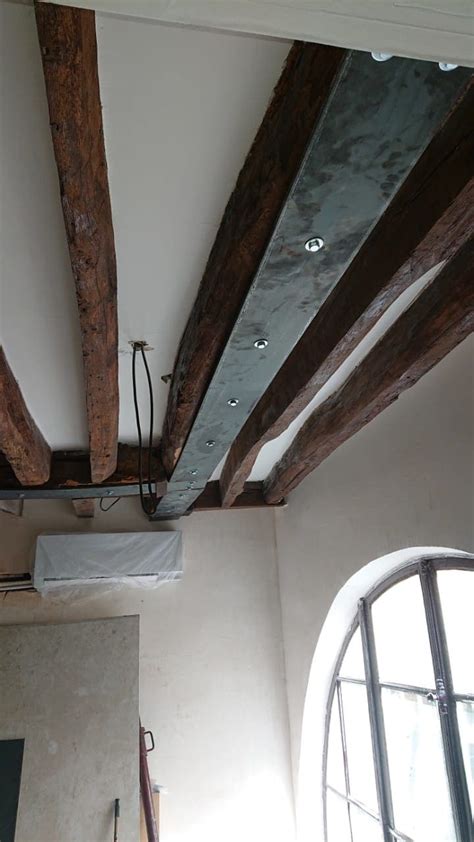 Poutres en bois rénovées par aérogommage