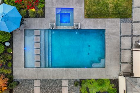Vue aérienne d'une piscine moderne avec un carrelage bleu éclatant