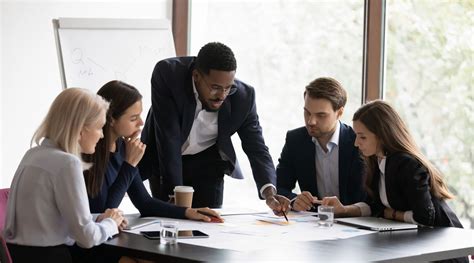 Un manager parlant à un employé résistant