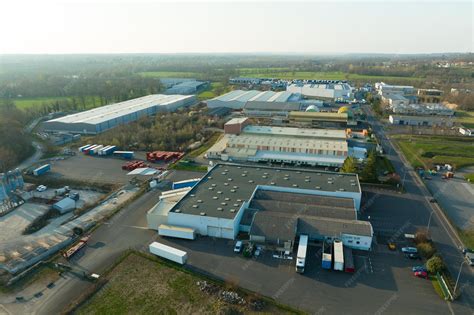 Vue aérienne d'une usine moderne