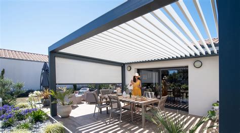 Pergola bioclimatique moderne avec éclairage intégré