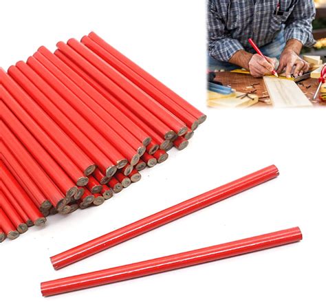 Crayon de menuisier à plat sur une surface en bois