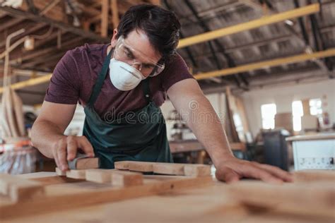 Pierre-Henri Le-Defond travaillant le bois dans son atelier