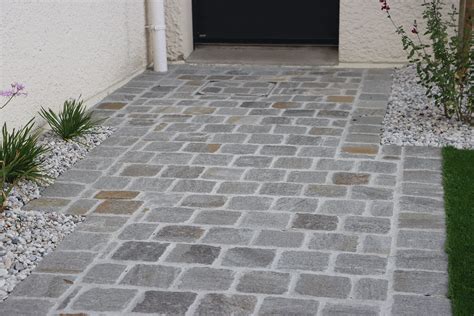 Allée de jardin pavée de moellons de grès Kandla Brown