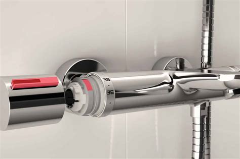 Mitigeur thermostatique GROHE installé sur un mur