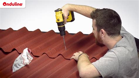 Illustration montrant le positionnement correct d'une vis dans le creux d'une plaque ondulée bitumée