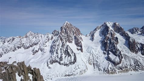 Vue panoramique de la Savoie avec des montagnes enneigées