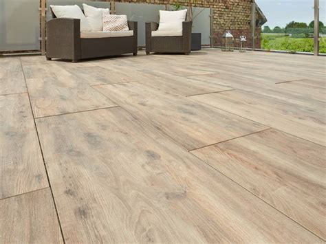 Terrasse extérieure avec dalles imitation bois