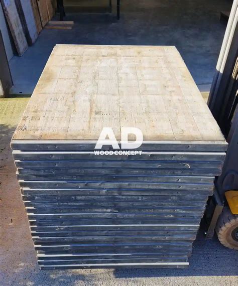 Gros plan sur la texture d'un panneau de coffrage en bois