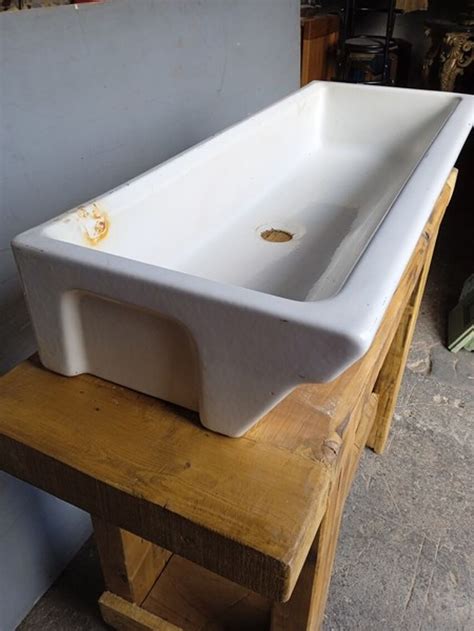 Ancien lavabo d'école en céramique