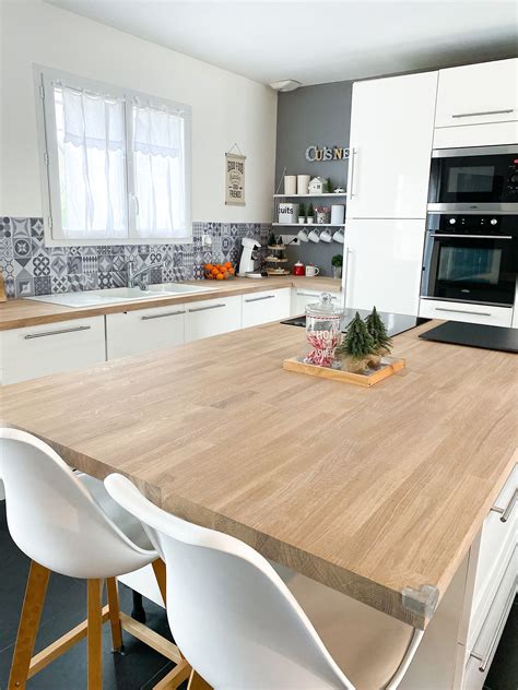 Cuisine blanche et bois avec îlot central