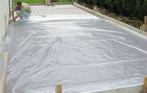 Détail de la pose du polyane avec relevé