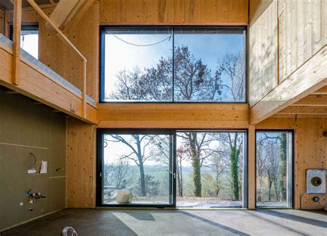 Grande baie vitrée en chêne de pays s'ouvrant sur un paysage