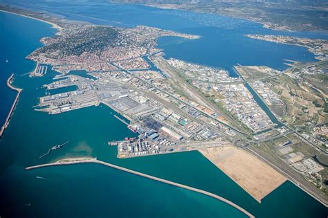 Vue aérienne du port de Sète avec son brise-lames