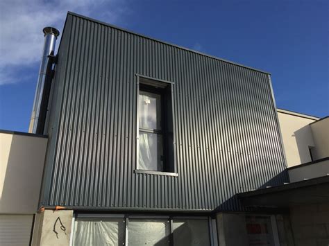 Façade moderne avec bardage métallique