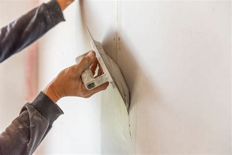 Application d'enduit sur un mur intérieur