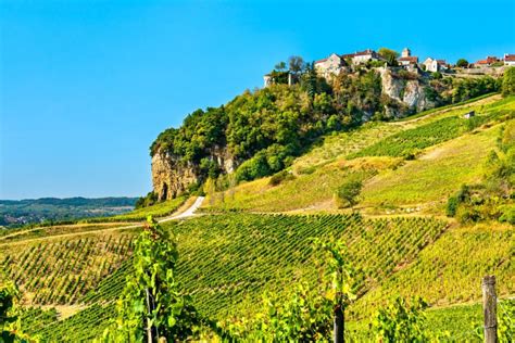 Vue panoramique du Jura avec des vignobles et des montagnes