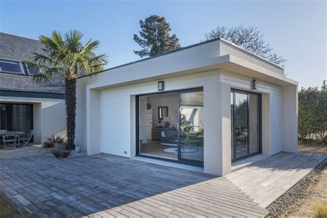 Une maison avec une extension moderne et lumineuse