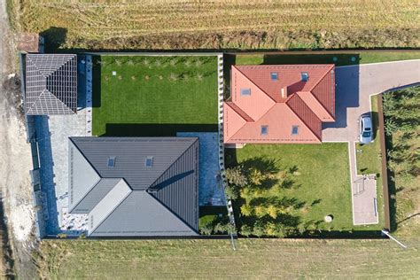 Vue aérienne d'une maison avec une extension bien intégrée dans un paysage de campagne