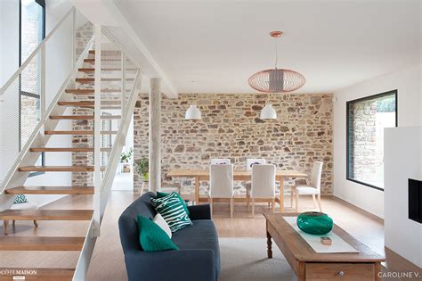 Maison rénovée avec ossature bois intérieure et murs en pierre apparents
