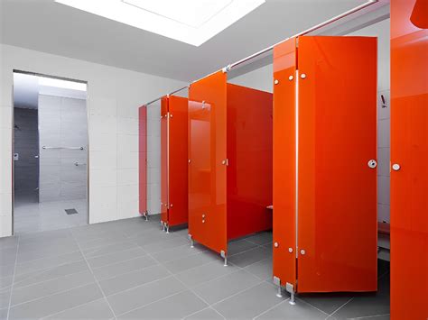 Cloisons amovibles dans un centre équestre pour sanitaires et vestiaires