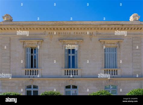Façade d'un bâtiment ancien en pierre avec des détails architecturaux