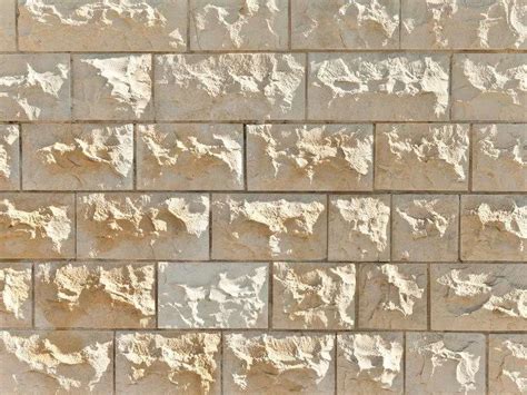 Gros plan sur la texture d'une pierre de façade taillée