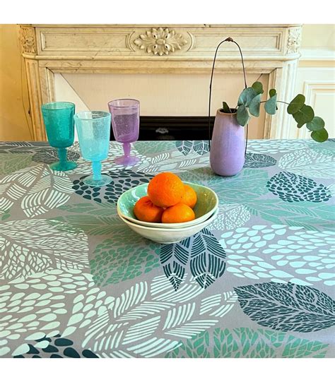 Table dressée avec une nappe enduite moderne