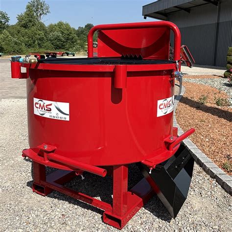 Malaxeur à pales plates en action sur un chantier